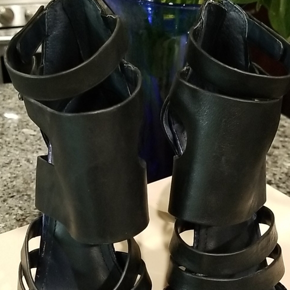 BCBG (navy blue snake skin and black pump) - Picture 5 of 12